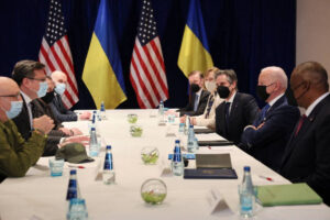 O presidente dos EUA, Joe Biden, na reunião com os ministros da Defesa e das Relações Exteriores de seu país e da Ucrânia neste sábado (26)