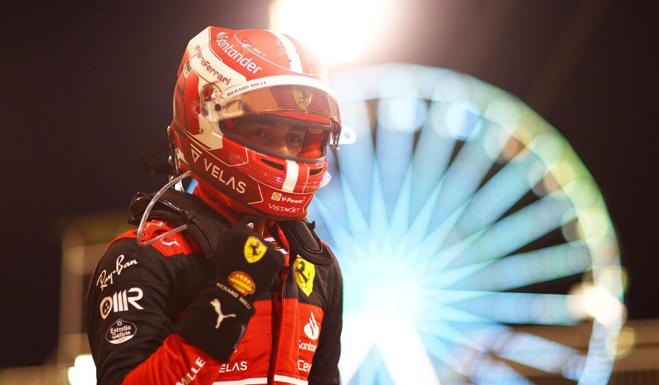 Charles Leclerc comemora pole position no GP do Bahrein