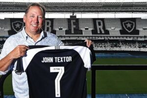 John Textor com a camisa do Botafogo no estádio Engenhão