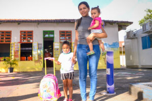 Familiares se adaptam para cuidar de crianças em meio a greve na educação em Goiânia