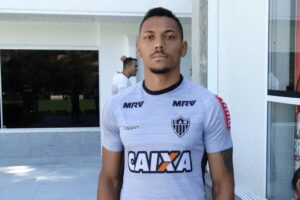 Alex Silva, lateral e reforço do Vila Nova