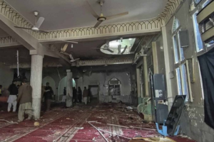 Expectativa é que número de vítimas cresça; polícia acredita ser ataque suicida Explosão em mesquita no Paquistão deixa ao menos 30 mortos