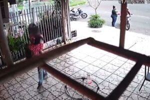 Homem assalta padaria enquanto segura criança no colo no Paraná