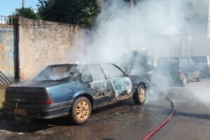 Carro destruído pelo fogo no centro de Anápolis