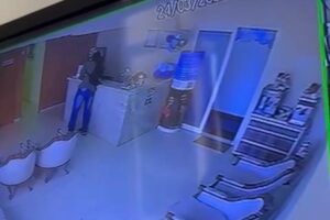 Pelas imagens é possível ver que o suspeito sobe as escadas do prédio em que o consultório fica e entra na sala comercial, (Foto: Captura)