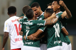 Palmeiras comemorando gol marcado