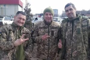 Yuriy Vernydub (centro) técnico do Sheriff junto com exército ucraniano