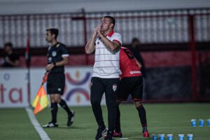 Umberto Louzer na beira do gramado do Accioly