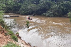 Equipes de bombeiros militares encontraram o corpo da menina, de 11 anos, que caiu e se afogou no Rio Passa Três, em Uruaçu, no Norte de Goiás. (Foto: divulgação/Corpo de Bombeiros)