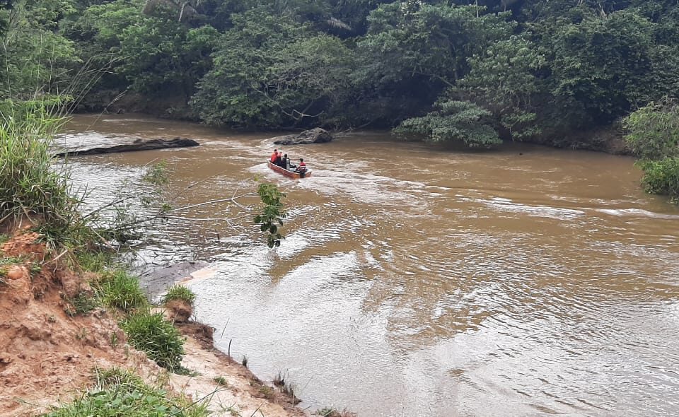 Equipes de bombeiros militares encontraram o corpo da menina, de 11 anos, que caiu e se afogou no Rio Passa Três, em Uruaçu, no Norte de Goiás. (Foto: divulgação/Corpo de Bombeiros)