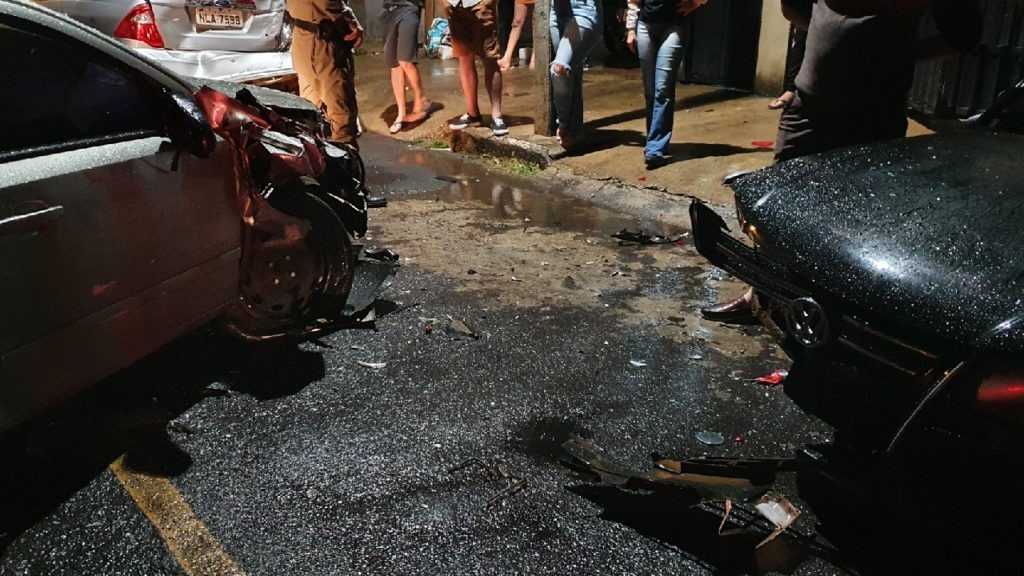 Carros ficaram danificados após a colisão, mas ninguém se feriu (Foto: Divulgação)