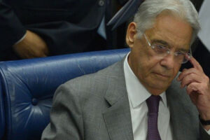 Ex-presidente FHC terá de passar por cirurgia, diz hospital