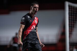 Shaylon comemora gol do Atlético Goianiense na Copa do Brasil