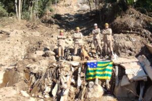 Ao quatro militares e três cães farejadores representaram o estado na operação (Foto: Divulgação/Bombeiros Goiás)