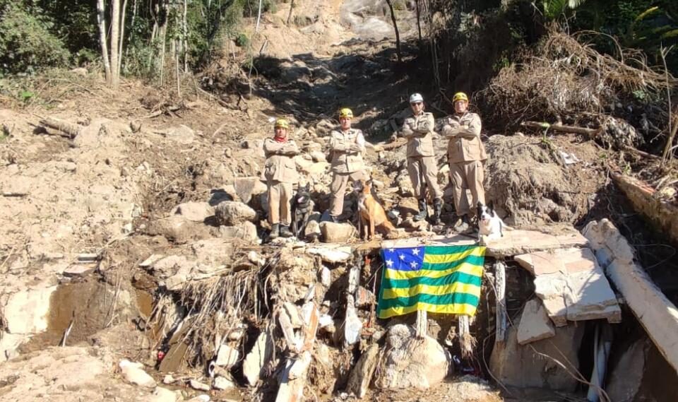 Ao quatro militares e três cães farejadores representaram o estado na operação (Foto: Divulgação/Bombeiros Goiás)