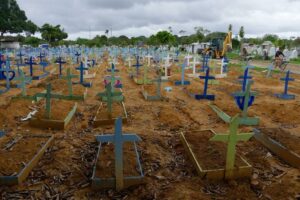 Cemitério em Manaus-AM (Foto: Sandro Pereira/Fotoarena/Agência O Globo)