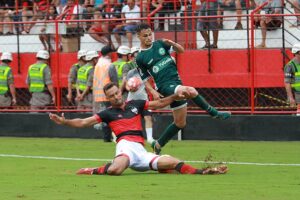 Gilvan e Michael disputam bola em clássico de 2019 entre Atlético-GO e Goiás