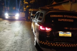 Homem embriagado ameaça mulher com facão e joga o carro sobre GCM em Goiânia