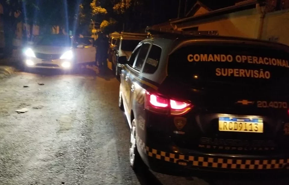 Homem embriagado ameaça mulher com facão e joga o carro sobre GCM em Goiânia
