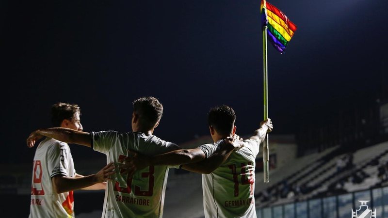 Cano, do Vasco, levantando bandeira LGBTQIA+