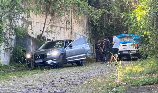 Suspeito de roubar carro é preso escondido dentro de armário no Rio de Janeiro