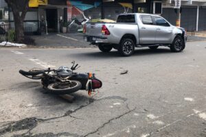 Caminhonete desrespeita sinal de “Pare” e atropela motociclista em Goiânia (Foto: Dict)