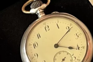Relógio de bolso roubado por nazistas é devolvido à família após 80 anos (Foto: Reprodução - Twitter)
