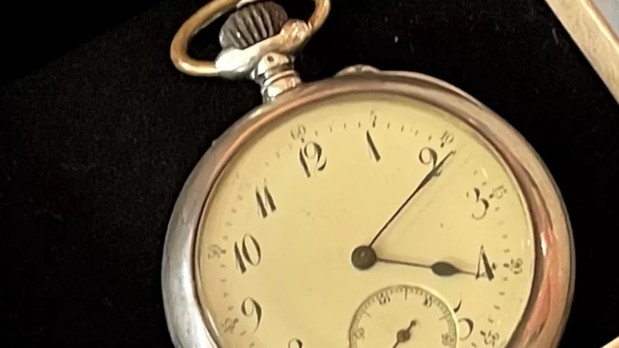 Relógio de bolso roubado por nazistas é devolvido à família após 80 anos (Foto: Reprodução - Twitter)
