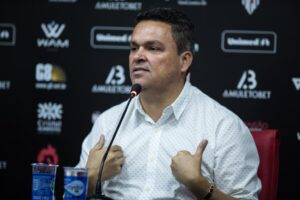 Adson Batista, presidente do Atlético Goianiense em entrevista coletiva