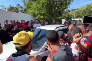 Protesto da torcida do Flamengo em frente o CT
