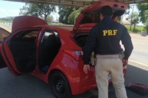 PRF de Uruaçu (GO) recupera carro roubado em São José dos Campos (SP) (Foto: Reprodução)