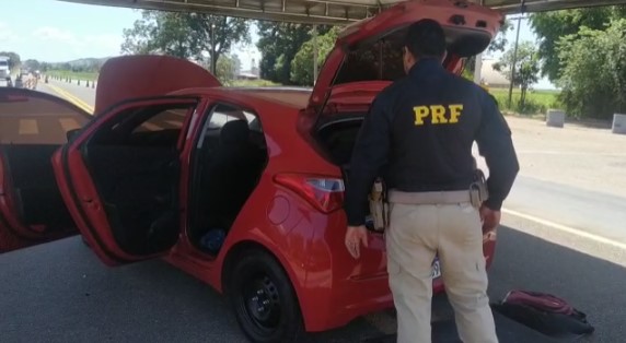 PRF de Uruaçu (GO) recupera carro roubado em São José dos Campos (SP) (Foto: Reprodução)