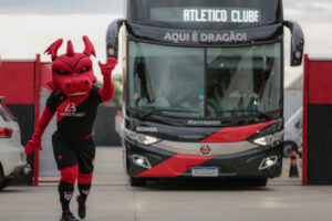 Dragolino com o ônibus do Atlético Goianiense