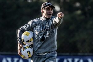 Fabian Bustos, treinador do Santos em treino