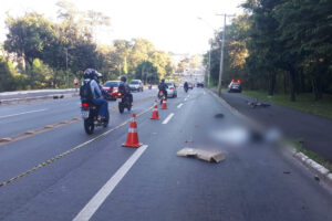 Ciclista atropelado - Um ciclista de 35 anos morreu após ser atropelado por um caminhão na manhã desta segunda-feira (25), na Avenida Terceira Radial, ao lado do Jardim Botânico, no Setor Pedro Ludovico.