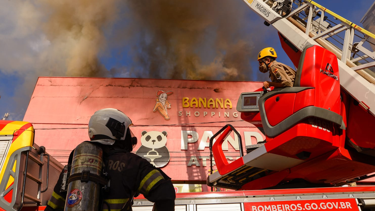 Bombeiros combatem incêndio em shopping na avenida Araguaia, em Goiânia