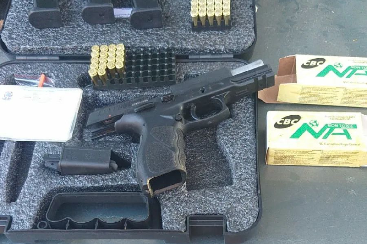 Polícia encontrou uma pistola calibre 9mm, três carregadores, 68 munições de 9mm, uma arma de air soft e uma espingarda de chumbinho. (Foto: Divulgação – PC)