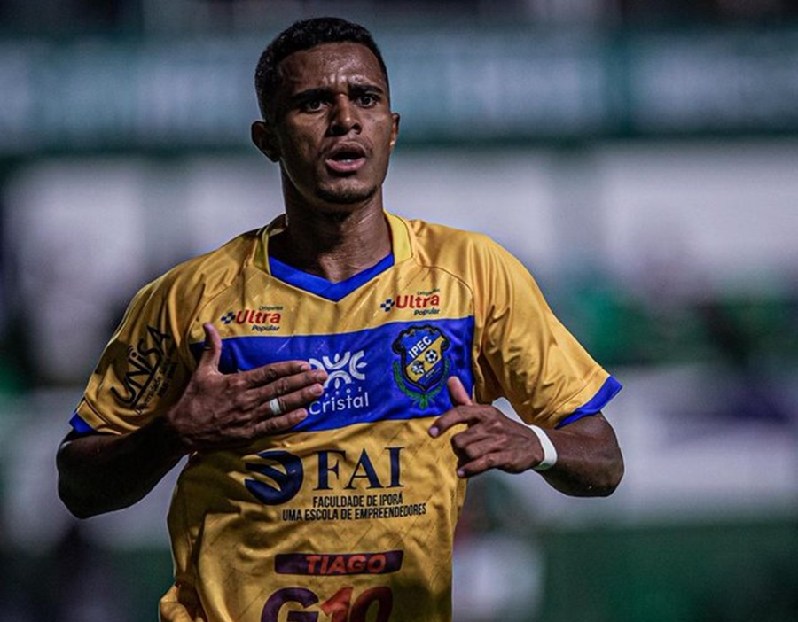 Goiás negocia contratação do lateral Douglas Silva, destaque do