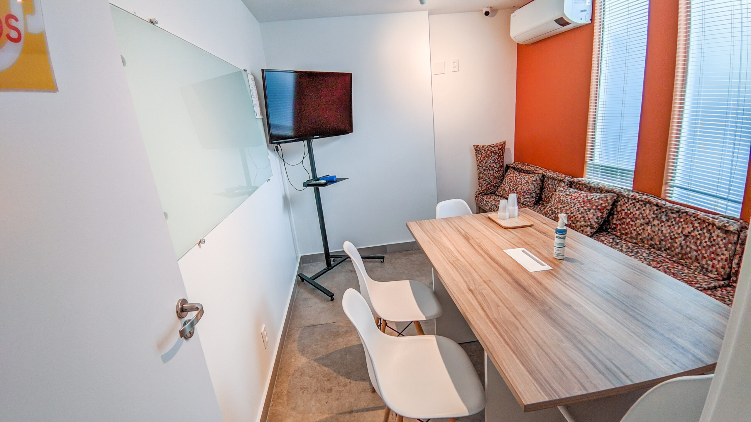 Sala de reunião bezos, da Stay Coworking, opção de coworking em Goiânia