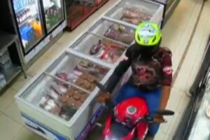 Homem entra de moto em açougue e rouba carnes em Goiânia
