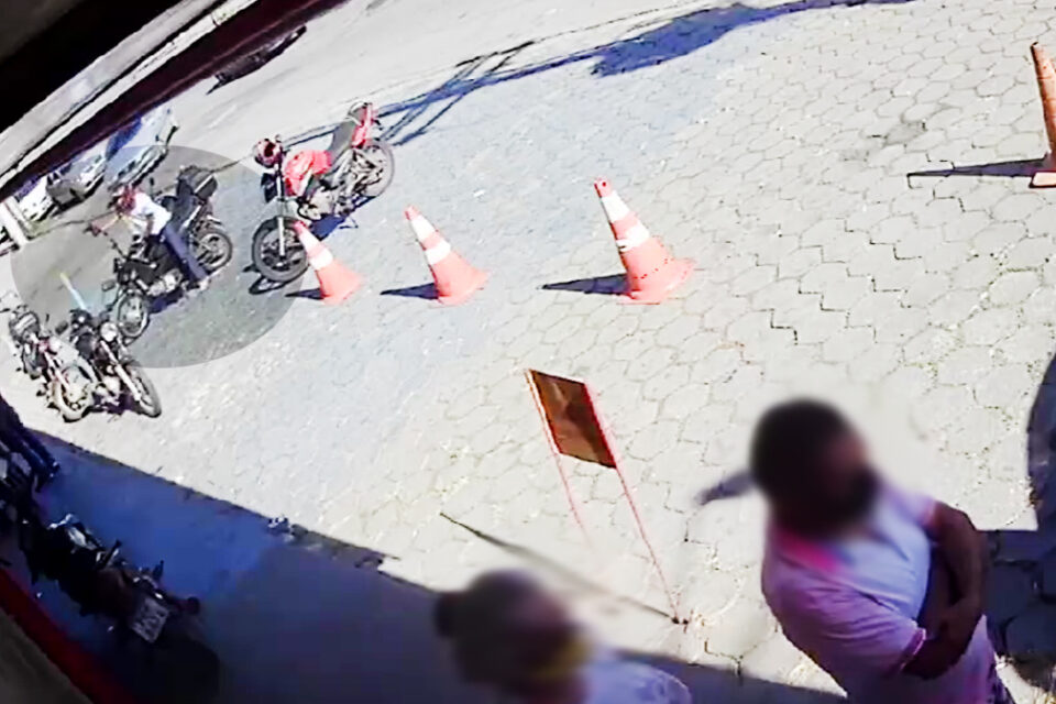 Estoquista de 18 anos relata ameaça de motociclista armado, em Goiânia; vídeo