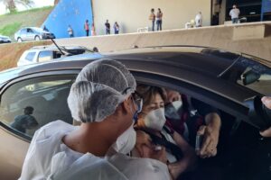 O drive-thru da vacinação de Goiânia foi levado para o clube Ferreira Pacheco por causa de show no estacionamento do Serra Dourada. (Foto: divulgação/Prefeitura)