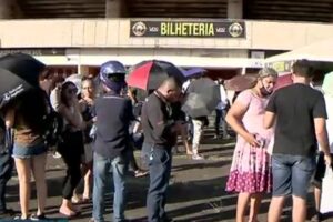 Procon vê irregularidades na venda de meia-entrada para show do Guns N' Roses em Goiânia (Foto: Youtube)