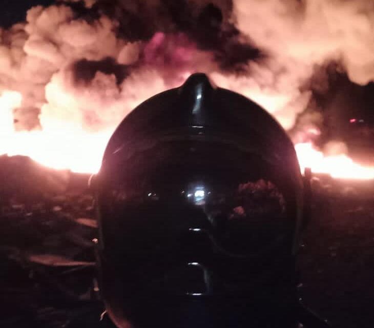 Nuvem de fumaça foi vista de longe por moradores da região (Foto: Divulgação/Bombeiros)