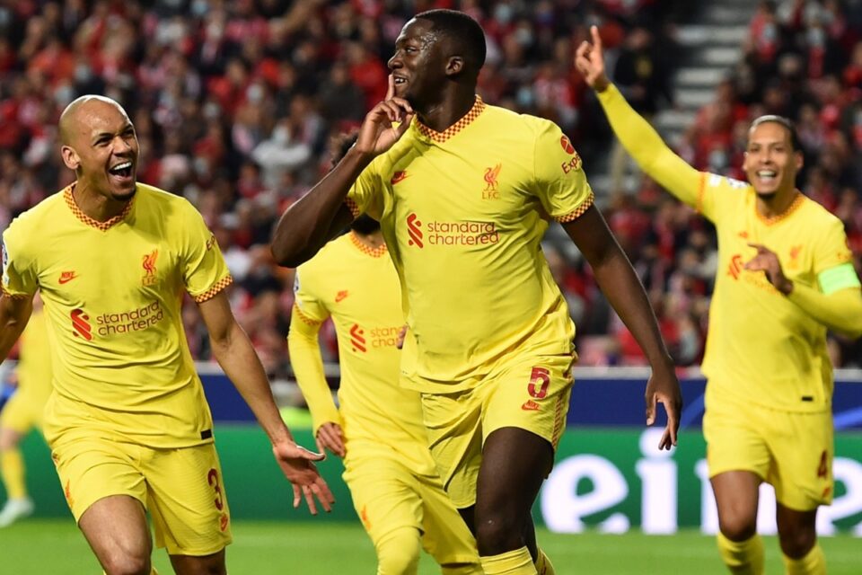 Jogadores do Liverpool comemoram primeiro gol contra o Benfica