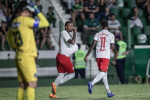 Luan Candido comemorando gol no Goiás