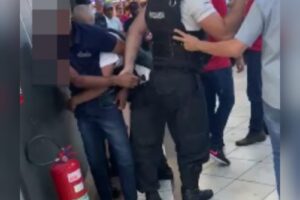 Um homem foi preso ao tentar furtar uma loja e fazer uma funcionária refém dentro do Araguaia Shopping, em Goiânia. (Foto: reprodução)