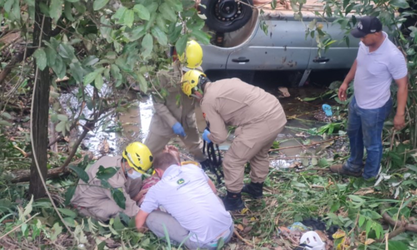 Quatro crianças e cinco adultos ficam feridos após acidente na BR-153, em Uruaçu (GO) (Foto: Bombeiros)