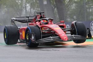 Ferrari correndo em Imola