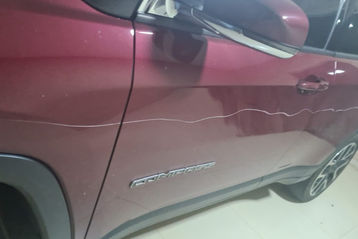 Carro que aparece em gravação ficou com a lateral completamente arranhada (Foto: Divulgação – PC)